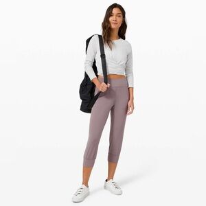 Lululemon Align Jogger Crop *23"
Lunar Rock size 2